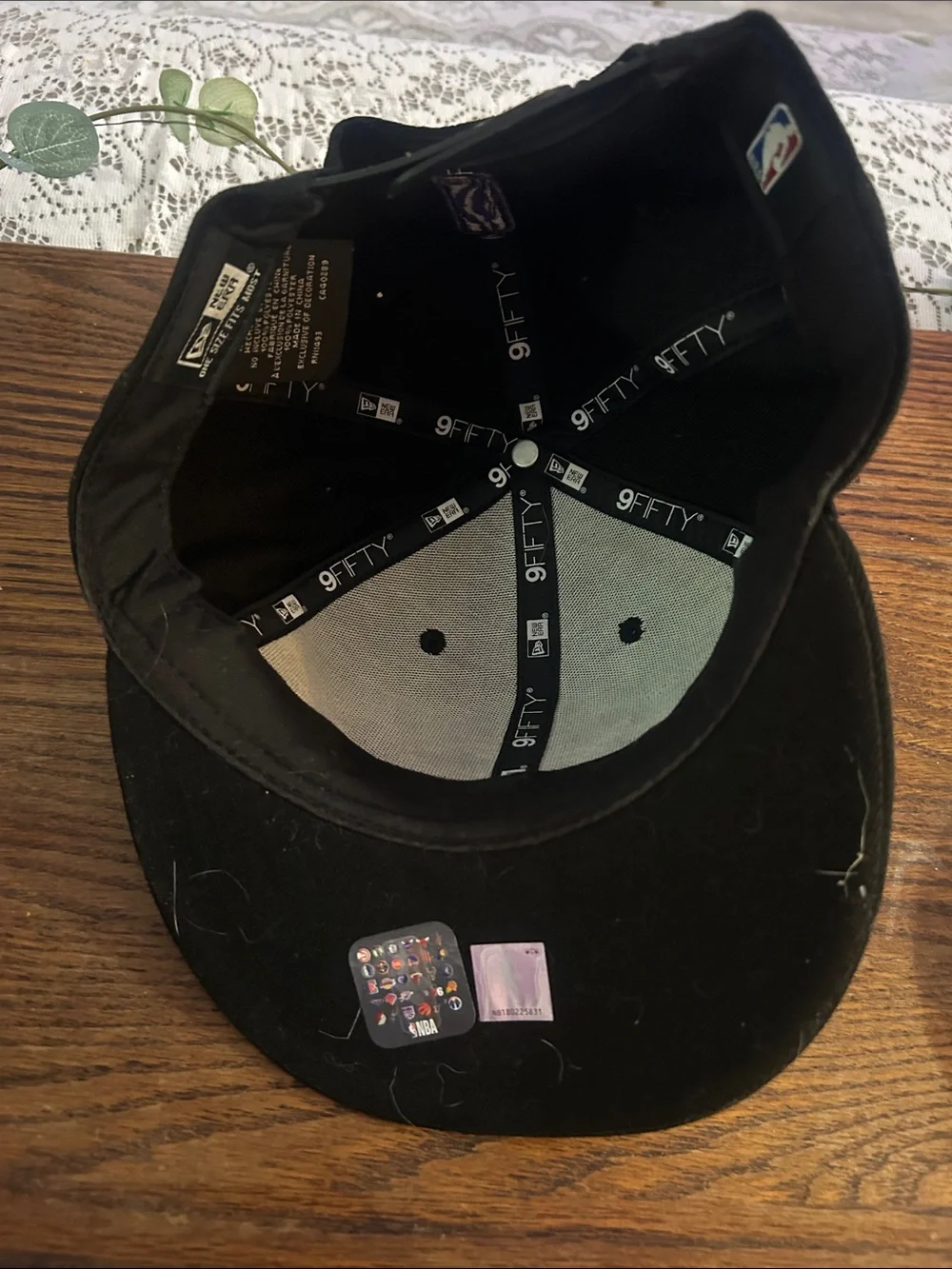New Era Black Los Angeles Lakers Embroidered Snapback Hat